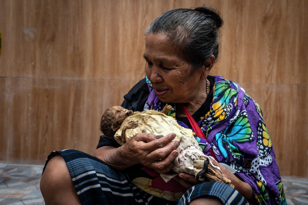 بالصور- يخرجون الجثث من المقابر لممارسة طقوس تكريم لها... يوم تحتفل مجموعة توراجا العرقية في إندونيسيا بمانيني